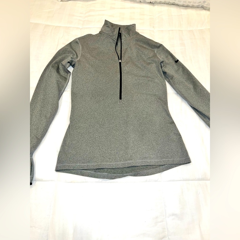 Women’s medium Nike stretch workout top